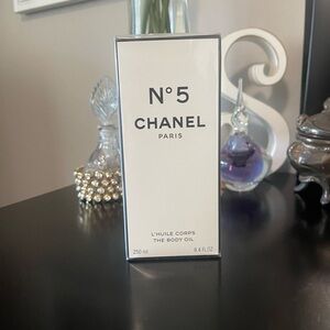 CHANEL No.5 The Body Oil - White and Black Accents